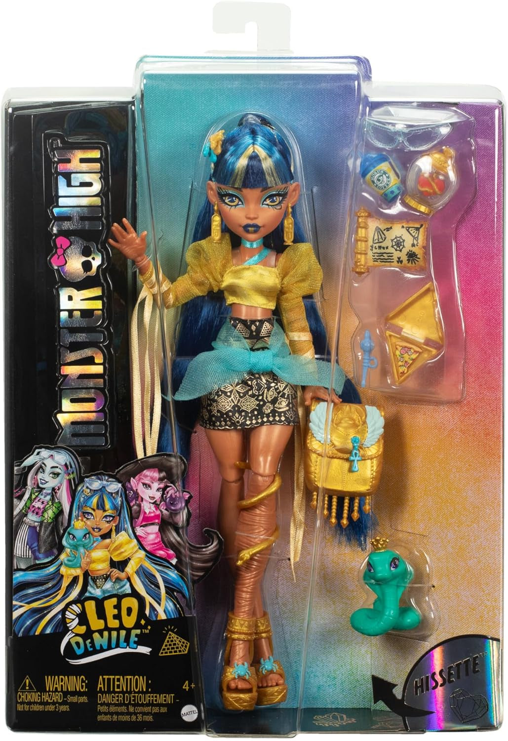 Panenka Monster High Cleo De Nile ve zlaté halence a vrstvené sukni, obsahuje kobru Hissette a doplňky, jako je školní taška, svačinka a role toaletního papíru, HXH74