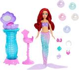 Mattel Disney Princess Toys, panenka Mermaid Ariel Fashion s odnímatelnou ocasní ploutví, toaletní stolek s 5 opakovatelnými vyskakovacími překvapeními a 5 doplňky, JBF86