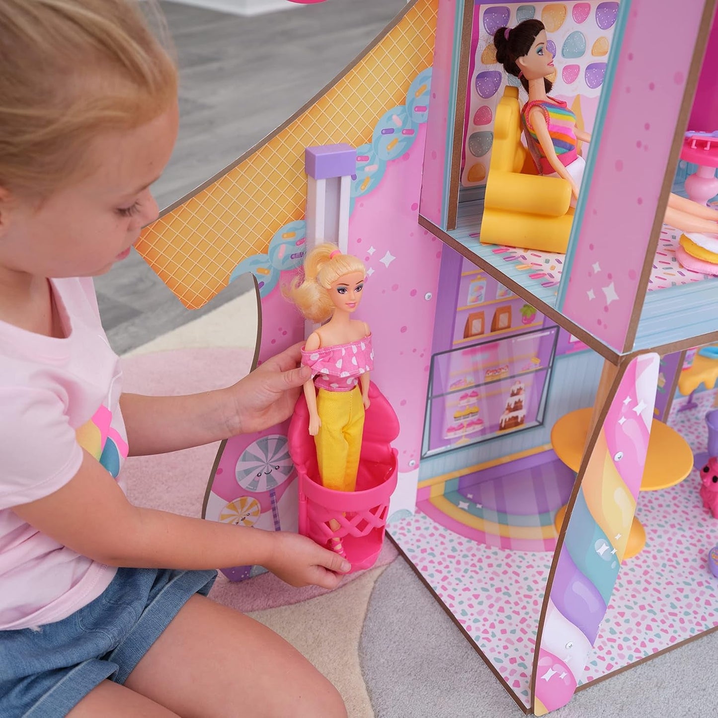 Dřevěný domeček pro panenky KidKraft Candy Castle s nábytkem a doplňky, domeček pro lamu jednorožce, elevátor zmrzlinového kužele a židlička gumového medvídka pro panenky, hračka pro děti od 3 let, 20242