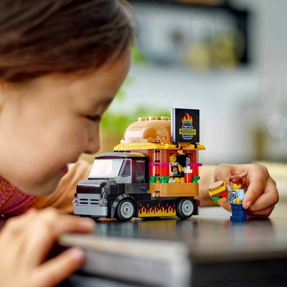 Stavebnice LEGO City Burger Truck s autíčkem pro děti od 5 let, minifigurkou potravinového vozíku a příslušenstvím, zábavným dárkem pro chlapce a dívky 60404 Stavebnice Besuche den LEGO-Store