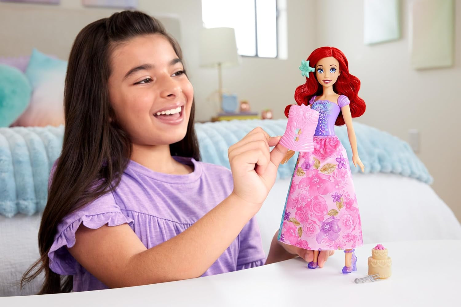 Mattel Disney Princezna Ariel Spin & Reveal Sada módních panenek s 11 překvapeními, včetně 5 doplňků, 5 samolepek a herní scény inspirované filmem HTV88