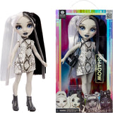Panenka Rainbow High Shadow High Heather Grayson - 28 cm v odstínech šedé, černé a bílé vlasy a outfit, stylová taška, sladký dárek pro děti ve věku 4-10 let