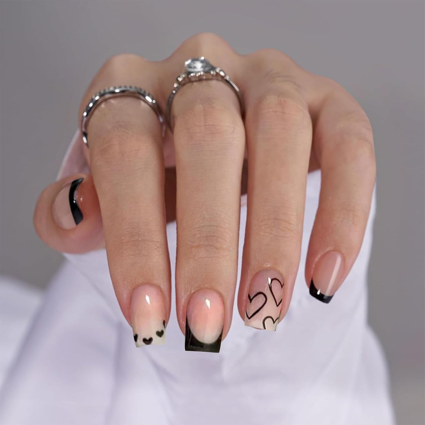 24ks Krátké čtvercové francouzské špičky False Nails White Heart Design Černé akrylové nehty Full Cover