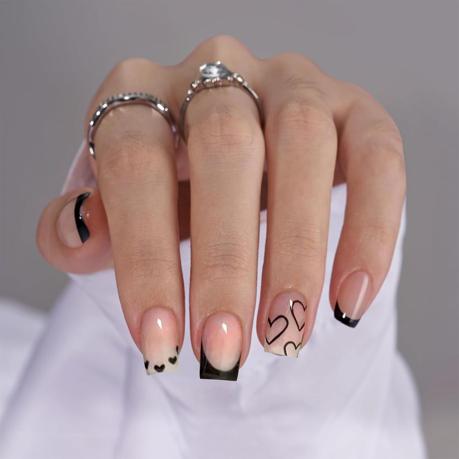 24ks Krátké čtvercové francouzské špičky False Nails White Heart Design Černé akrylové nehty Full Cover
