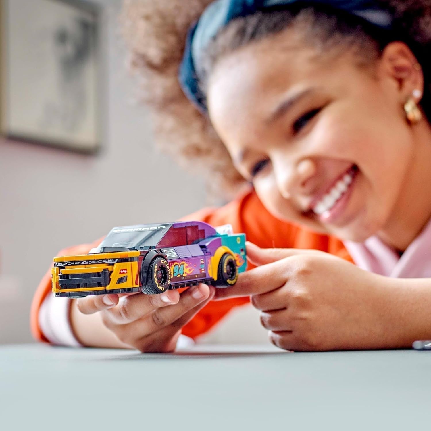 LEGO Speed Champions NASCAR Chevrolet Camaro ZL1 nové generace autíčko; Sada na stavbu a hraní závodního auta; Dárek pro chlapce a dívky od 9 let 76935 Stavebnice Besuche den LEGO-Store
