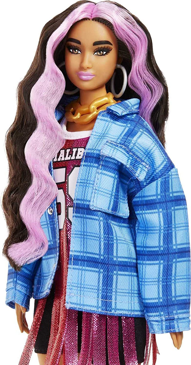 Barbie HDJ46 - Extra panenka v šatech s basketbalovým dresem a doplňky, s mazlíčkem Corgi, extra dlouhé kudrnaté vlasy s růžovými pramínky a ohebnými klouby, dárková hračka pro děti 3+ panenky Naty Shop