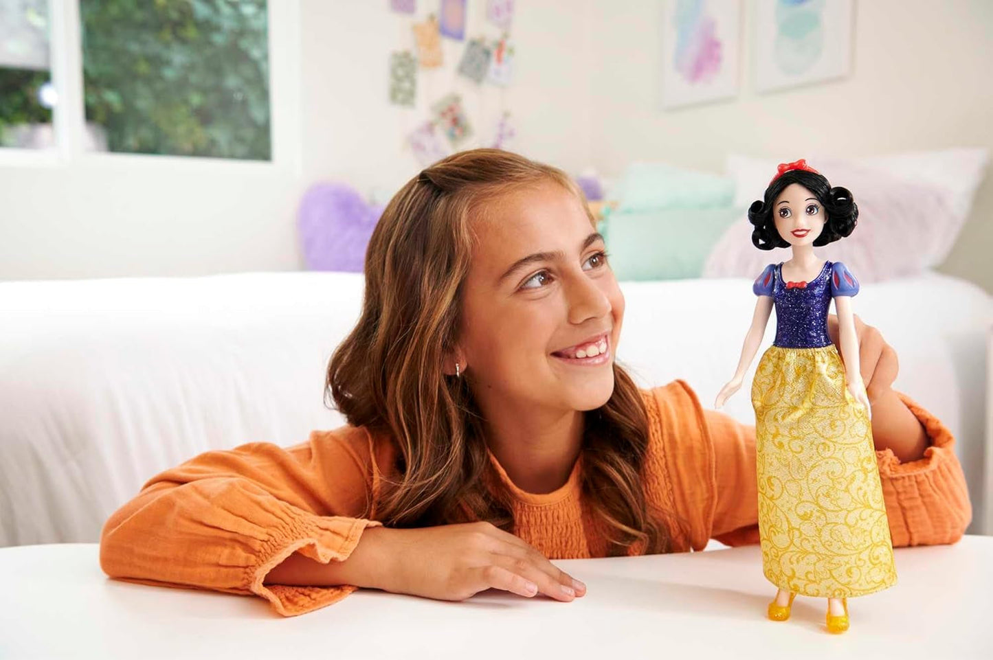 Mattel Disney Princess Toy Snow White pohyblivá panenka s třpytivým oblečením a doplňky Dárek pro děti inspirovaný filmem Disney HLW08 Naty Shop Dolls