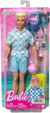 Barbie Ken - Blond panenka s modrou košilí a koupací zástěrou, plážovými doplňky a plážovým míčem pro kreativní hraní, od 3 let, HPL74