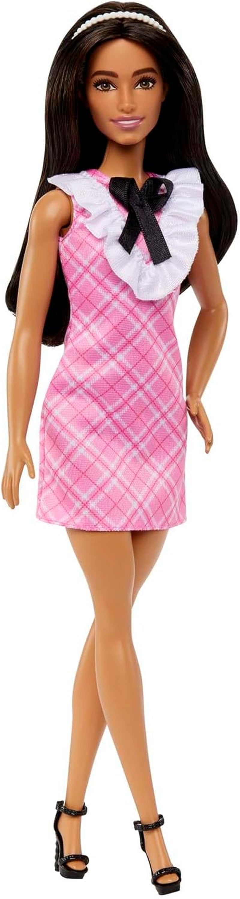 Panenka Barbie Fashionistas Sportovní černé vlasy a perlová čelenka v růžových kostkovaných šatech s černou mašlí a nařaseným límcem pro děti od 3 let HJT06