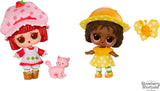 LOL Překvapení! Loves Strawberry Shortcake Tots – sběratelské voňavé panenky se 7 překvapeními, mazlíčkem, módou, botami, kloboukem, herní sadou s jahodovým koláčem, konvertibilní dům, věk 4+