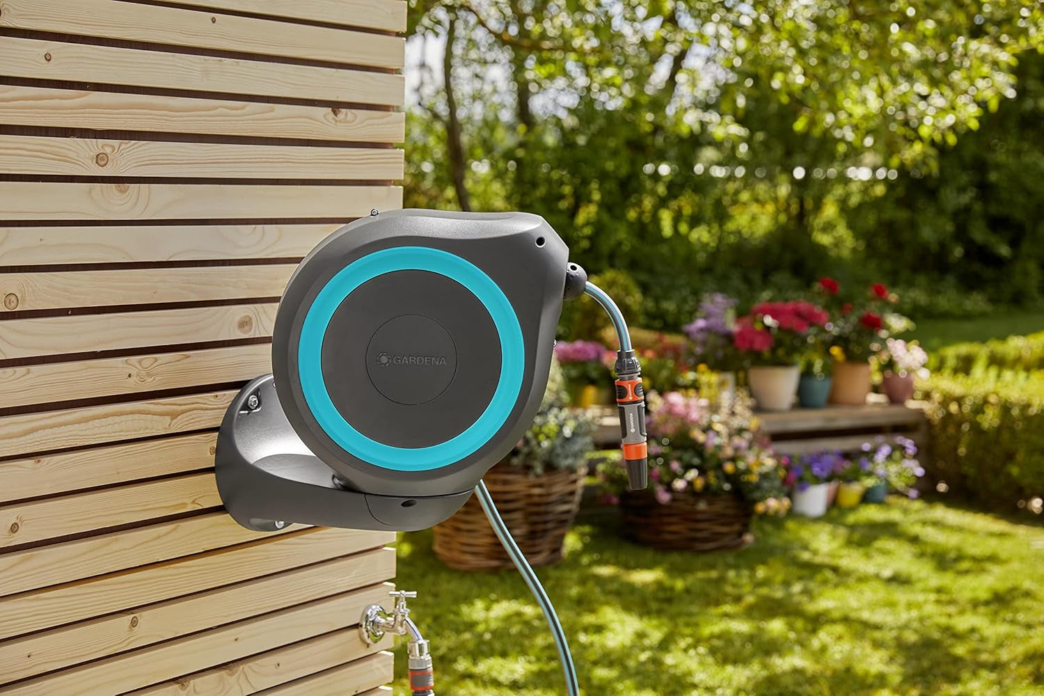 Gardena RollUp M nástěnný hadicový box (tyrkysový) 20 m: Flexibilní zavlažování pro středně velké zahrady, otočný hadicový naviják, s nástěnným držákem, systémové komponenty a rozprašovací tryska, včetně 20m hadice (18610-20)