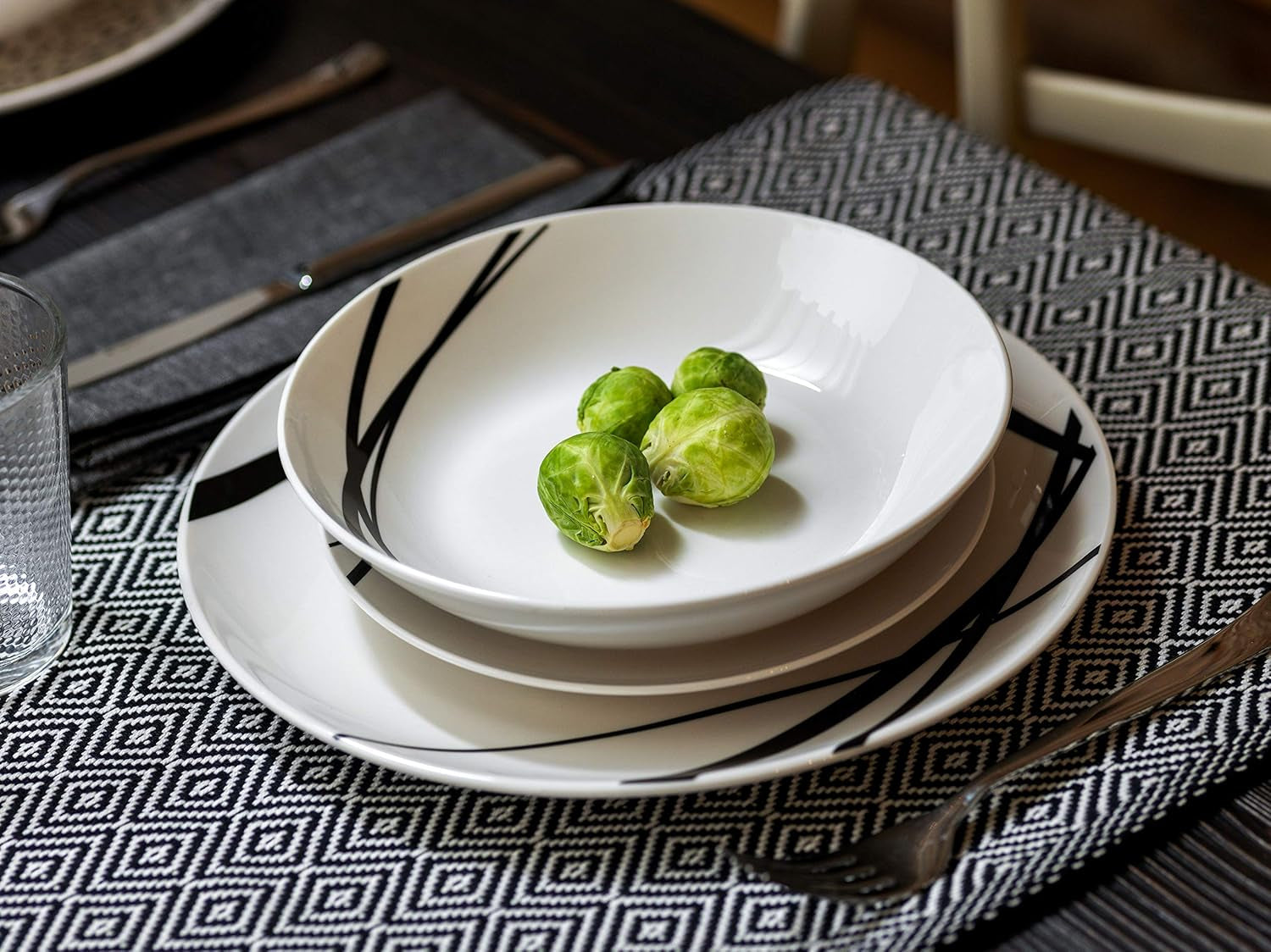 Grafický stolní servis, 18 kusů pro 6 osob, porcelán, bílá