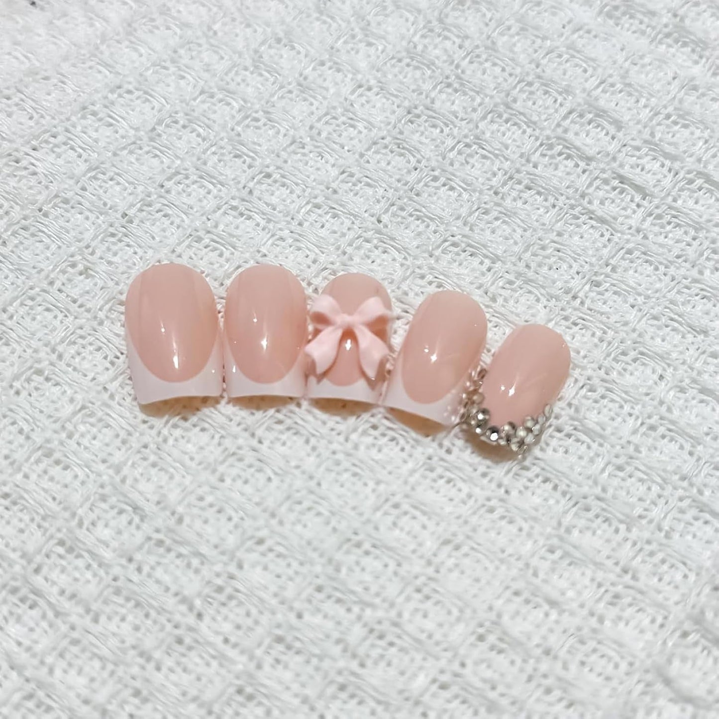 24ks Pink Diamond Bow Francouzská manikúra Tablety Čtvercové nehty Vzor kamínky Nude Pink Umělé nehty Celý kryt Lepidlo Manikúra