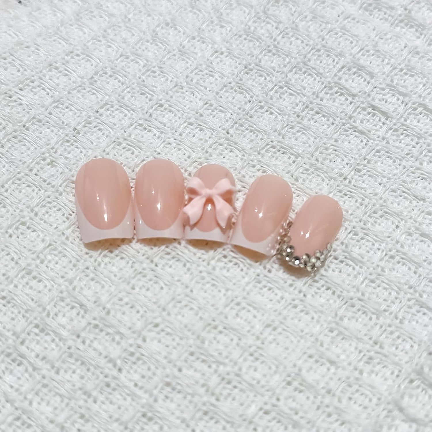 24ks Pink Diamond Bow Francouzská manikúra Tablety Čtvercové nehty Vzor kamínky Nude Pink Umělé nehty Celý kryt Lepidlo Manikúra