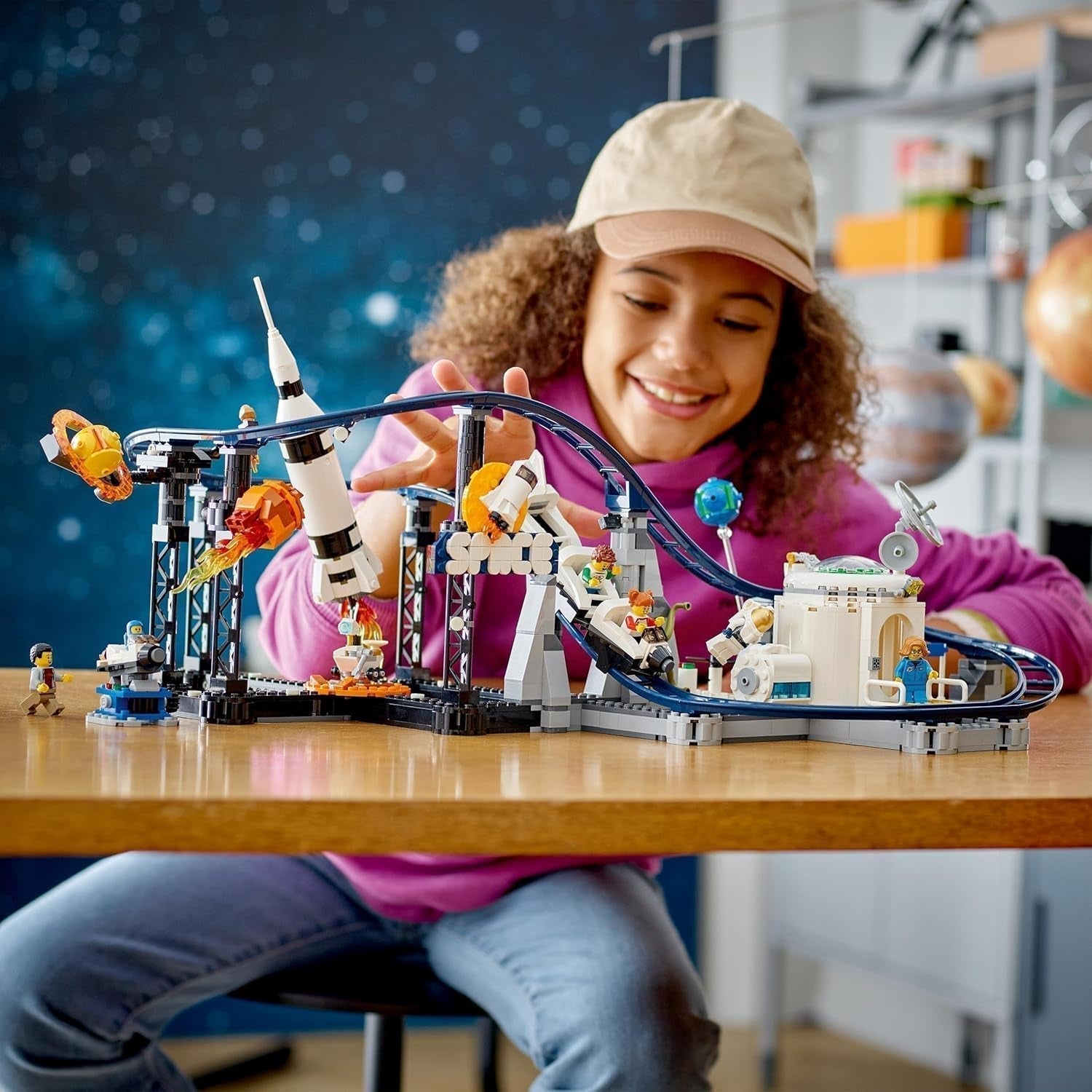 Stavebnice LEGO 31142 Creator 3 v 1 Vesmírná horská dráha pro děti s funkčními vozíky, přestavbami na věž s volným pádem nebo kolotočem s raketami a svítícími kostkami Stavebnice Besuche den LEGO-Store