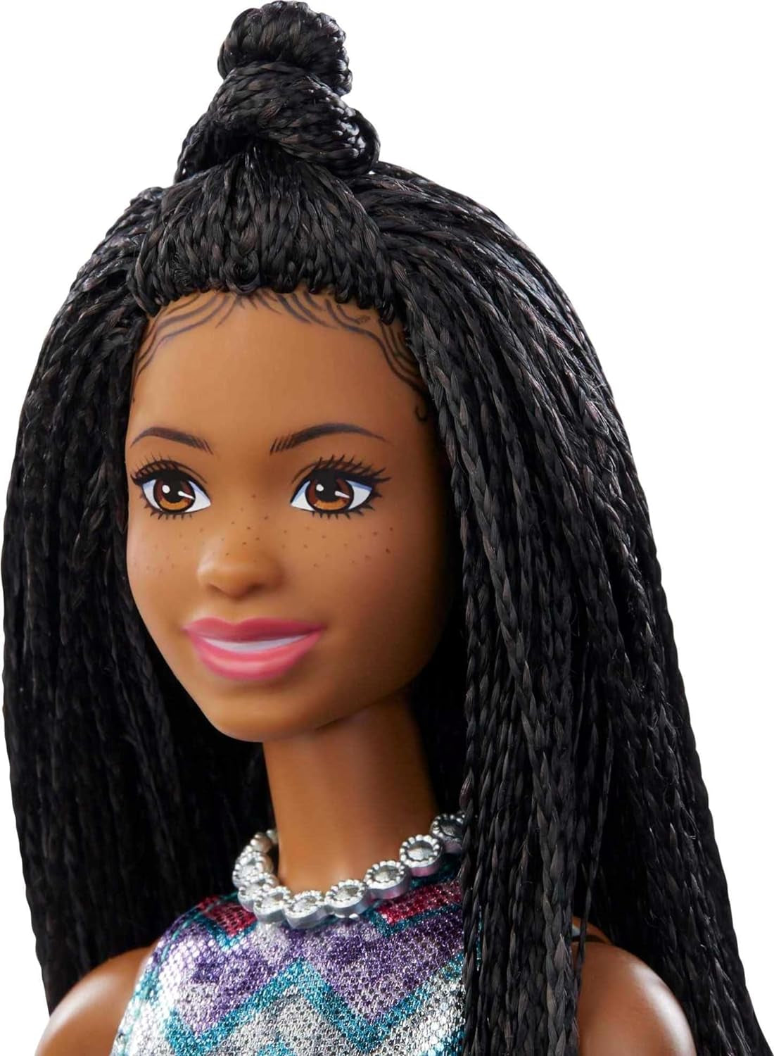 Barbie GYJ22 - pódium zdarma pro panenku Big Dream Brooklyn (cca 30 cm, hnědé copánky) s filmovými písničkami, světly, mikrofonem a doplňky, dárek pro děti od 3 let Naty Shop Dolls