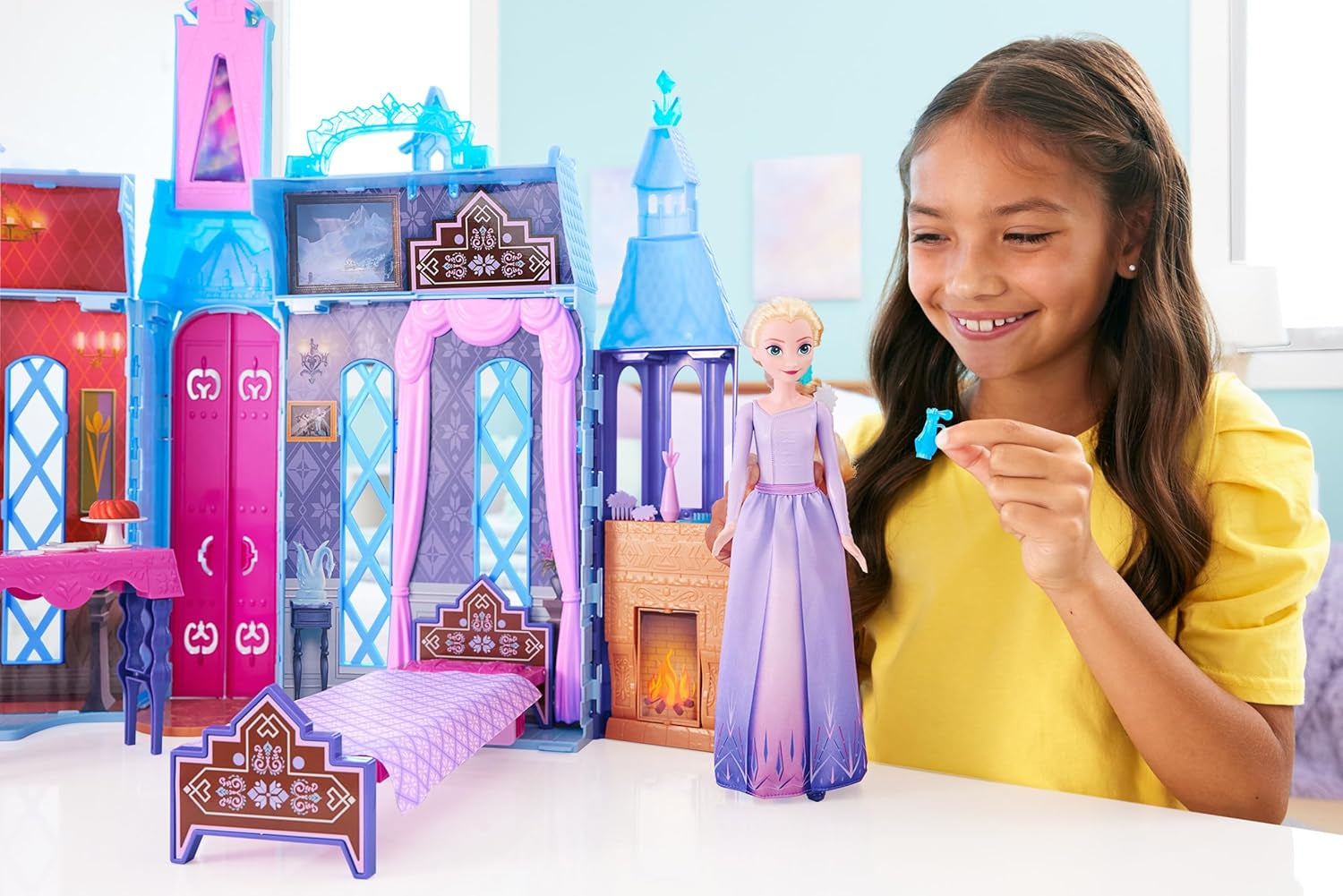 Mattel Disney Frozen – domeček pro panenky Castle Arendelle (60 cm+) s panenkou Elsou, 4 hřišť a 15 kusy nábytku a doplňků Disney Frozen II, HLW61