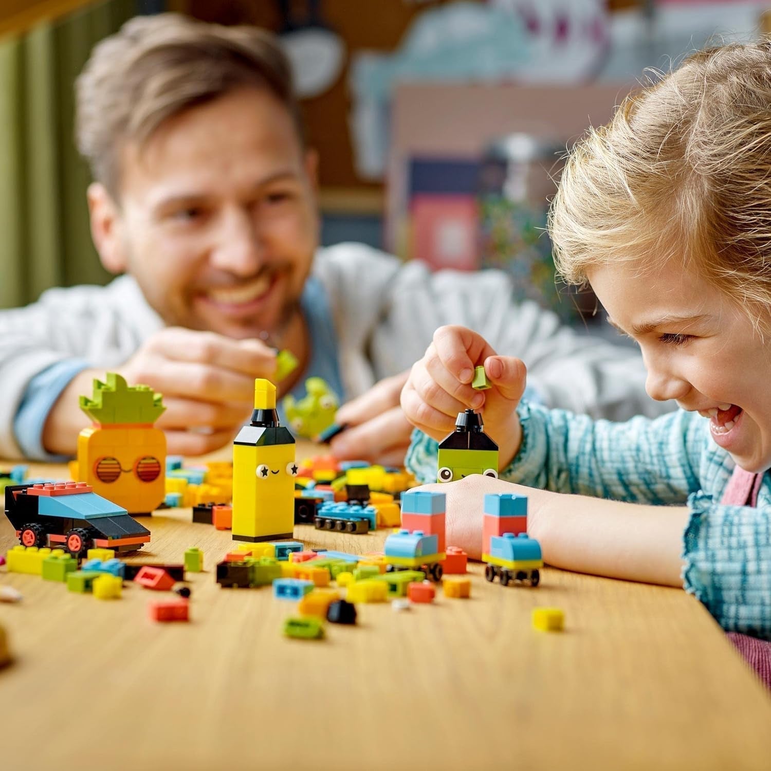 LEGO 11027 Classic Neon Kreativní stavebnice, Stavebnice, Stavebnice s modely: auto, ananas, mimozemšťan, kolečkové brusle, figurky a další, pro děti od 5 let Stavebnice Besuche den LEGO-Store
