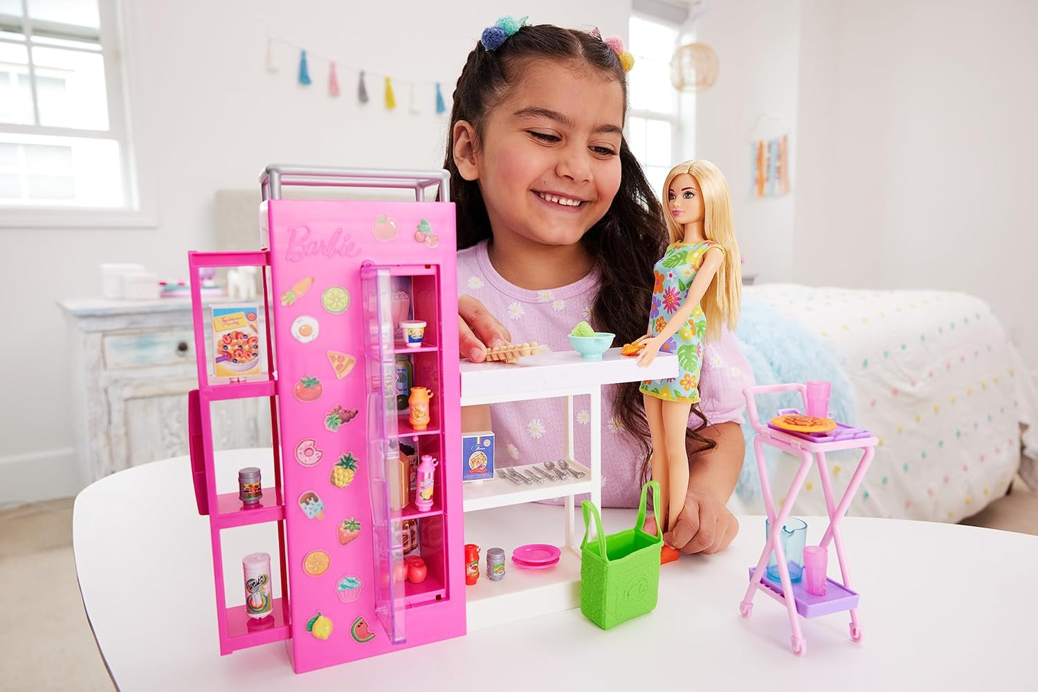 Hrací sada pro panenku Barbie se spíží s 25 a více kuchyňskými kousky a doplňky – ideální pro malé gurmány a dárek pro děti od 3 let, HJV38