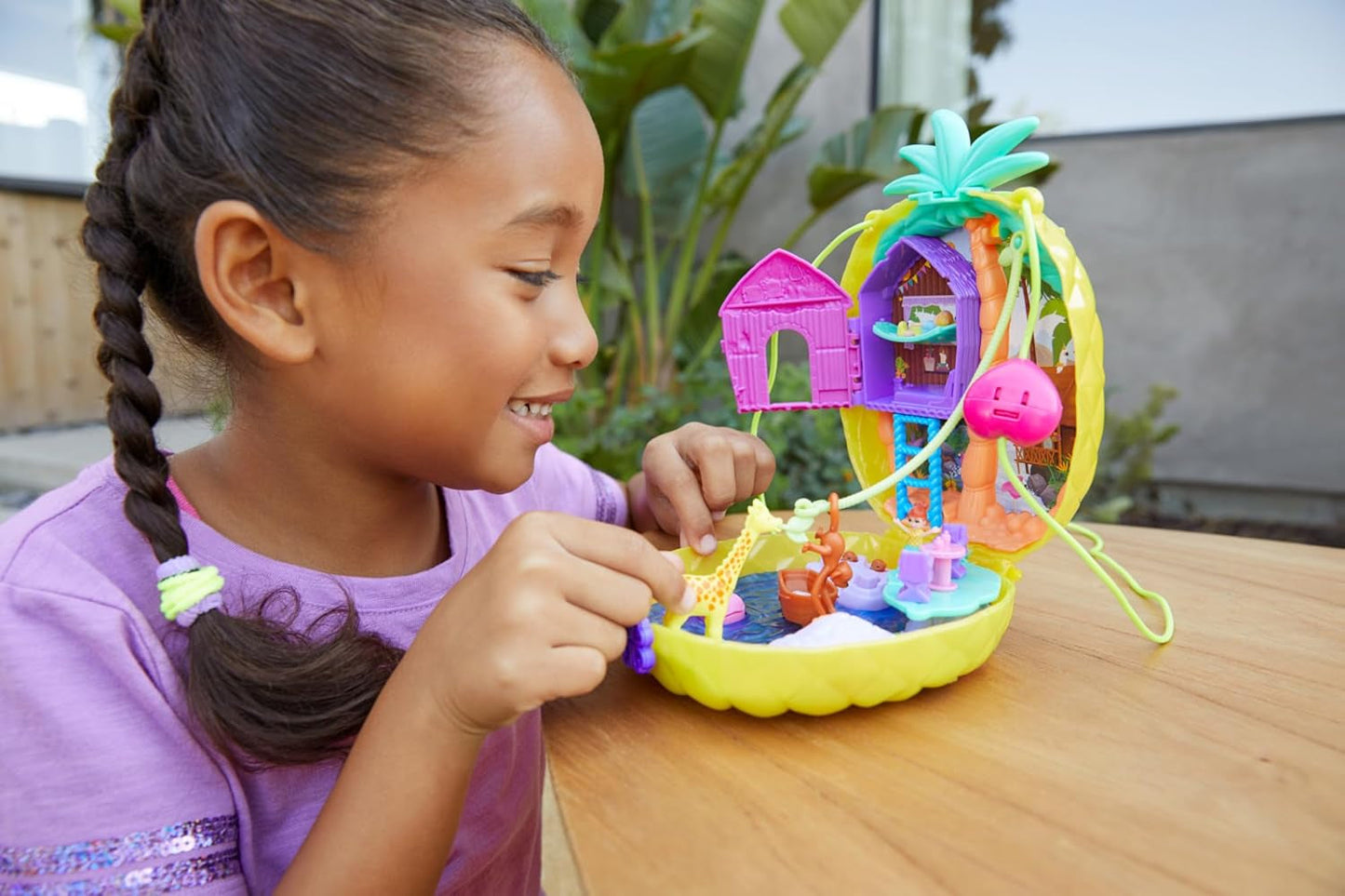 Polly Pocket GKJ64 - Přenosná kapsa na ananas Kompakt s 8 zábavnými funkcemi, panenky Polly a Lila, 2 doplňky a arch se samolepkami; hračka pro děti od 4 let