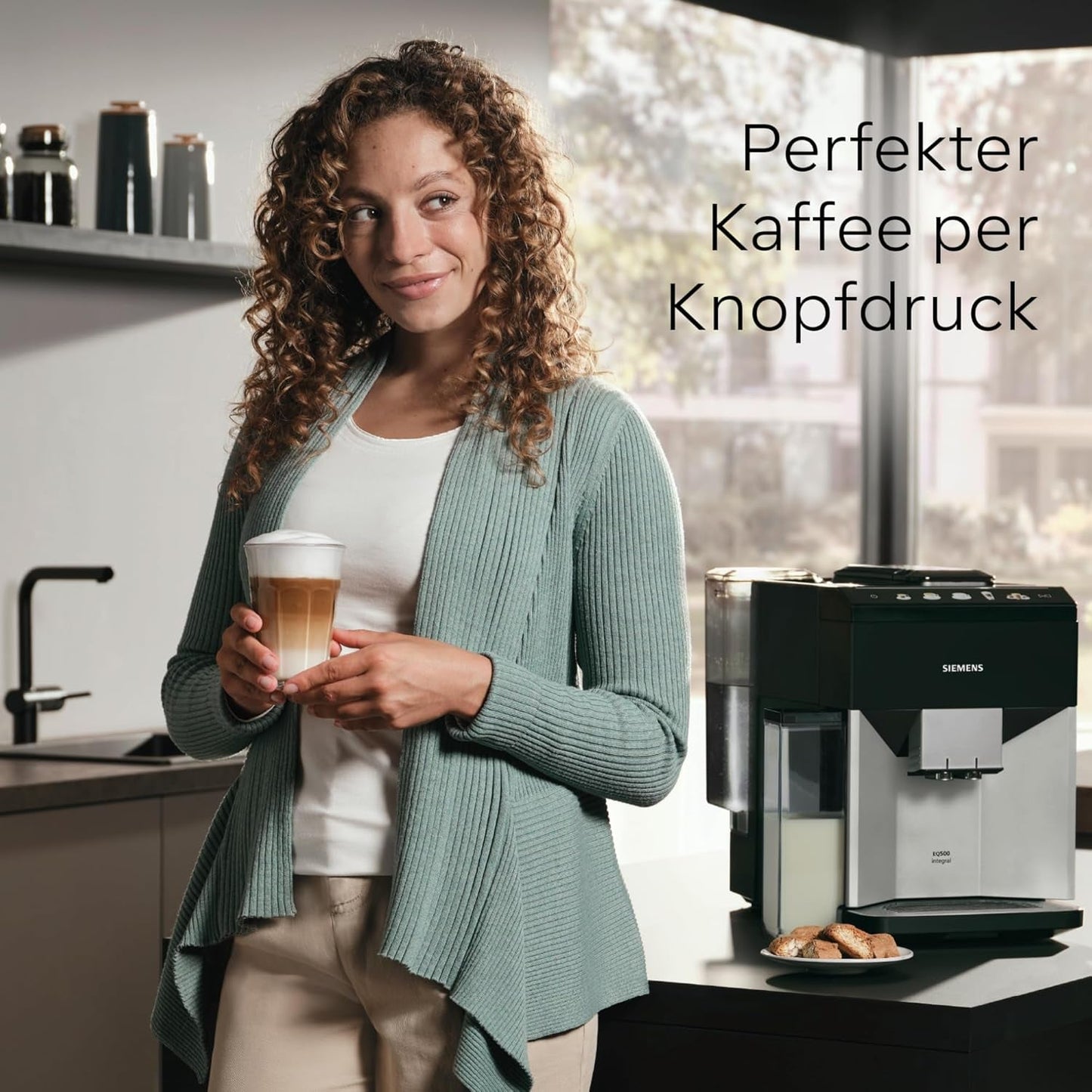 Siemens EQ500 plně automatický espresso kávovar TQ513D01, mnoho kávových specialit, napěňovač mléka, integrovaný zásobník na mléko, automatické čištění párou, 1500 W, přírodní světlá stříbrná/klavírní černá