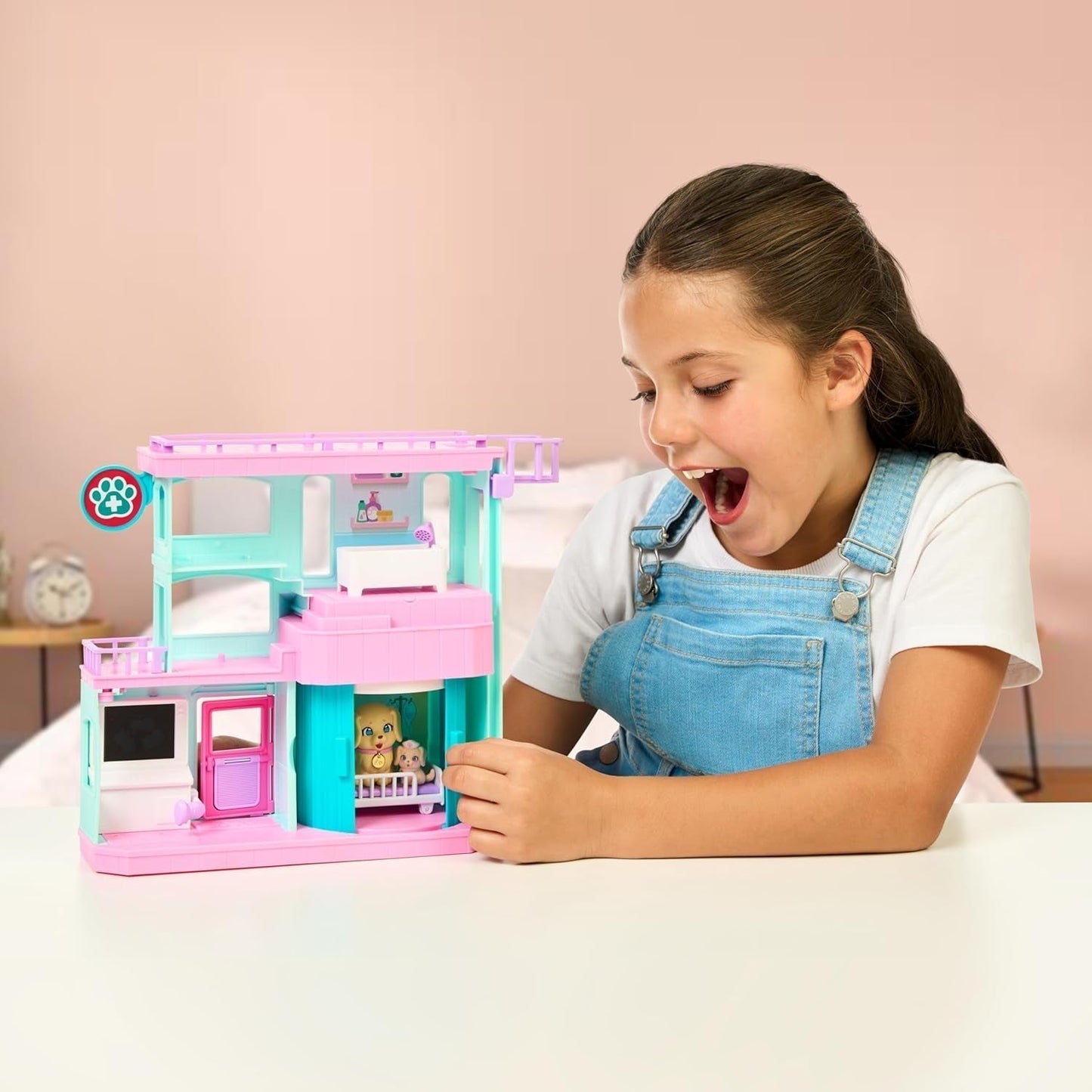 Hrací sada Little Live Pets Mama Surprise Families Baby Clinic, včetně 3 štěňat retrívrů, Magic, oboustranná herní sada (27,8 cm W, 23,8 cm V). Krmení, koupání a hraní, dárek pro děti Akční figurky Naty Shop