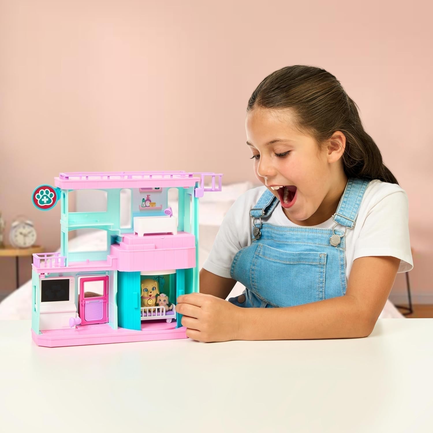 Hrací sada Little Live Pets Mama Surprise Families Baby Clinic, včetně 3 štěňat retrívrů, Magic, oboustranná herní sada (27,8 cm W, 23,8 cm V). Krmení, koupání a hraní, dárek pro děti Akční figurky Naty Shop