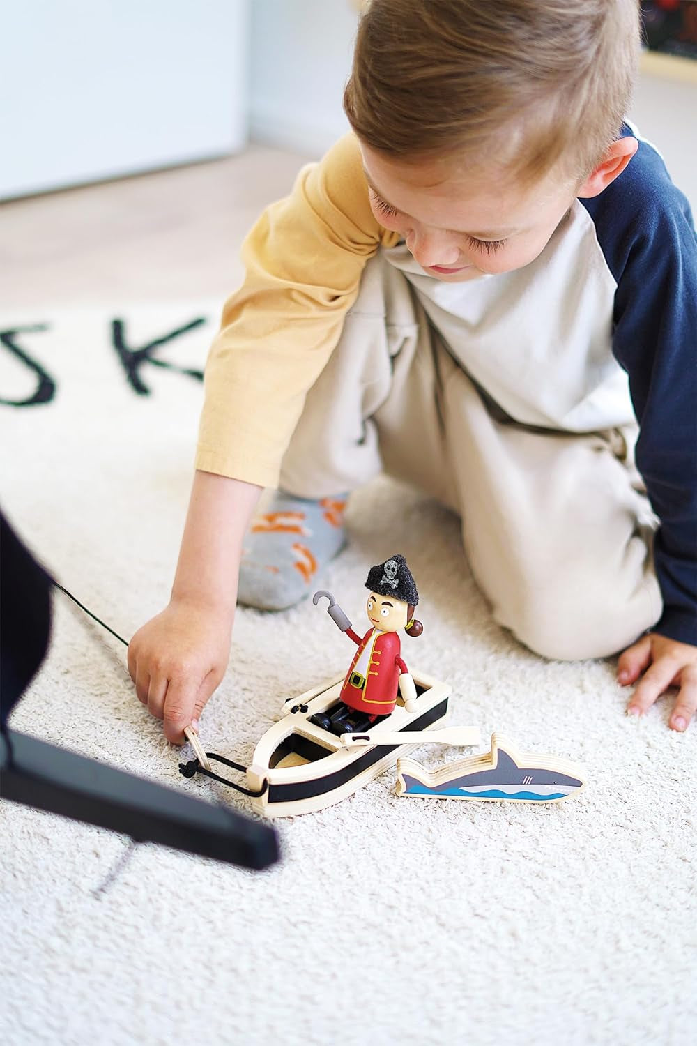 Small Foot Flexibilní dřevěné pirátské panenky, 5 pirátů a 1 opice, detailní a flexibilní, věk 3+, 12412
