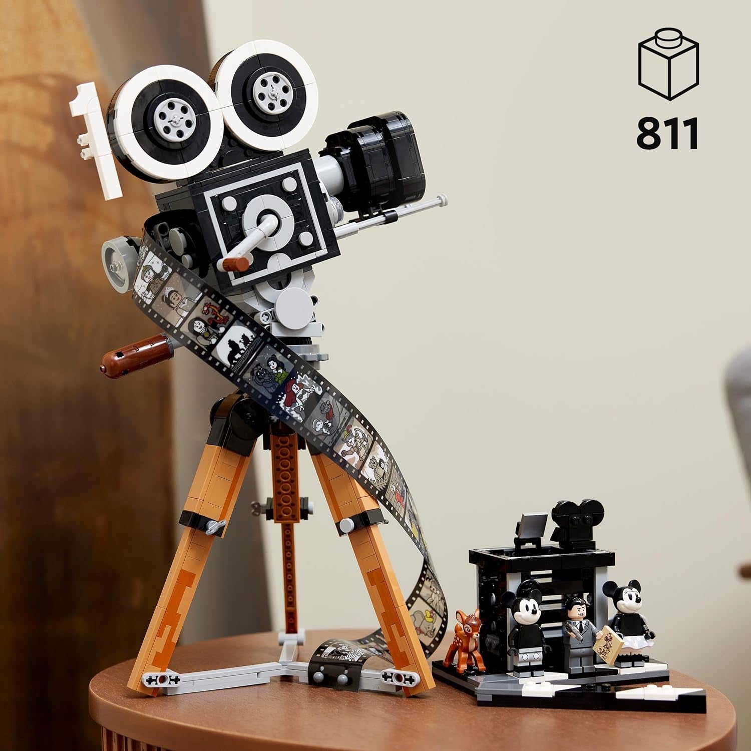LEGO | Disney Camera – Pocta Waltu Disneymu, Sada pro dospělé s minifigurkami Mickeyho a Minnie Mouse, figurkami Bambi a Dumbo, Dárek pro ženy, muže a fanoušky, Výstava 43230 Stavebnice Besuche den LEGO-Store
