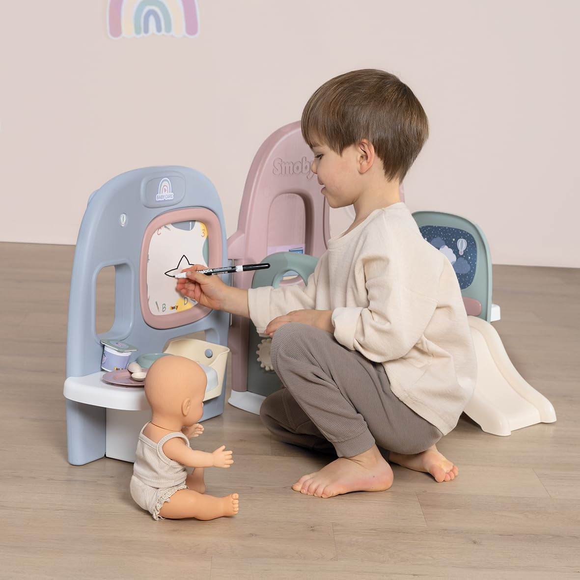Smoby - Péče o miminko Dětská školka pro panenky - Herní centrum pro panenky Jeslička + Mateřská školka Každodenní život - Skládací hrací plocha s otáčením o 360° - 6 doplňků - Vyrobeno z 90 % z recyklovaného materiálu ve Francii, od 3 let