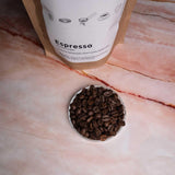 ESPRESSO | Kávová zrna 500g - 100% Arabica | Čerstvě upražené pro přípravu espressa | Celá kávová zrna | Klasická chuť kávy