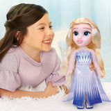 Panenka Disney Frozen 2 Elsa – 35 cm vysoká, polohovatelná panenka v ikonických módních šatech a dlouhých vlajících vlasech pro extra zábavu, pro dívky od 3 let, 214894