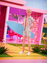 Barbie the Movie - Fanoušci filmů s panenkami, panenka Ken, sběratelská panenka se surfovacím prknem a teniskami, pohyblivé tělo, platinové blond vlasy, vhodné jako dárek pro 3leté děti, panenky HPJ97 Naty Shop