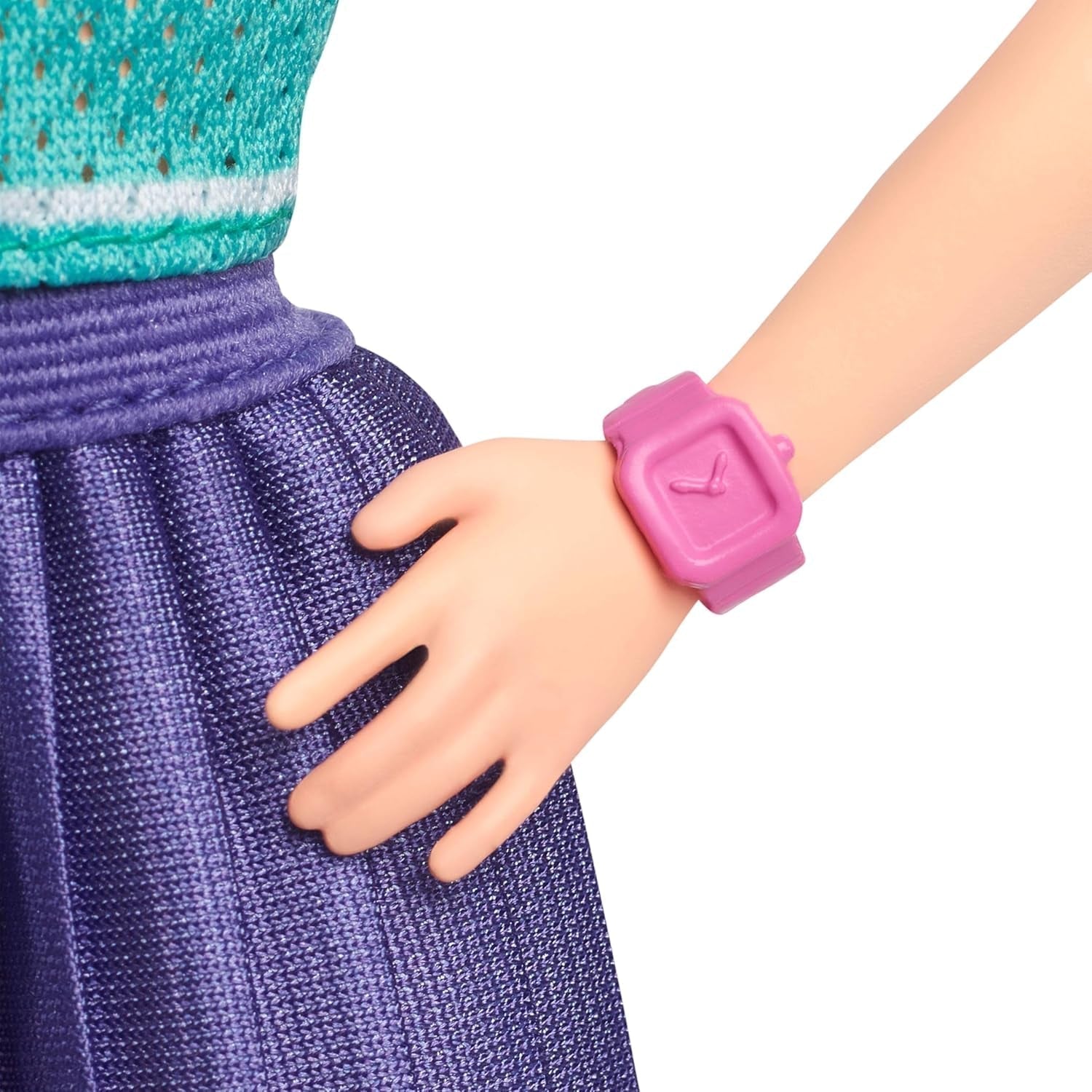 Panenka Barbie Fashionistas č. 232 s červenými vlasy, žerzejový top s potiskem B, fialová skládaná sukně, náramkové hodinky a tenisky, HYT90 Naty Shop Dolls
