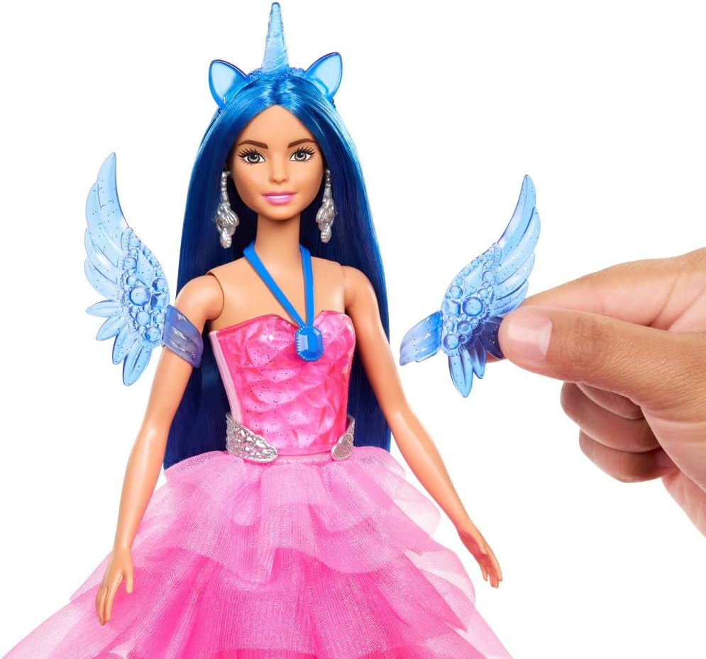 Skrytá magie Barbie – panenka jednorožec, růžové šaty se safírově modrými detaily, čelenka pro jednorožce, odnímatelná safírová křídla a ocas, od 3 let, HRR16
