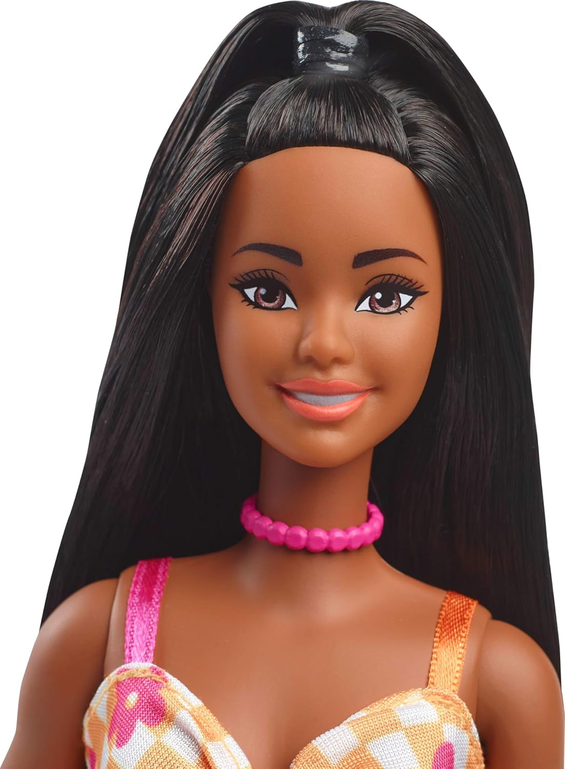 Panenka Barbie Fashionistas č. 233 s černými vlasy, oranžové kostkované midi šaty s růžovými květy, náhrdelník a sandály, HYT91