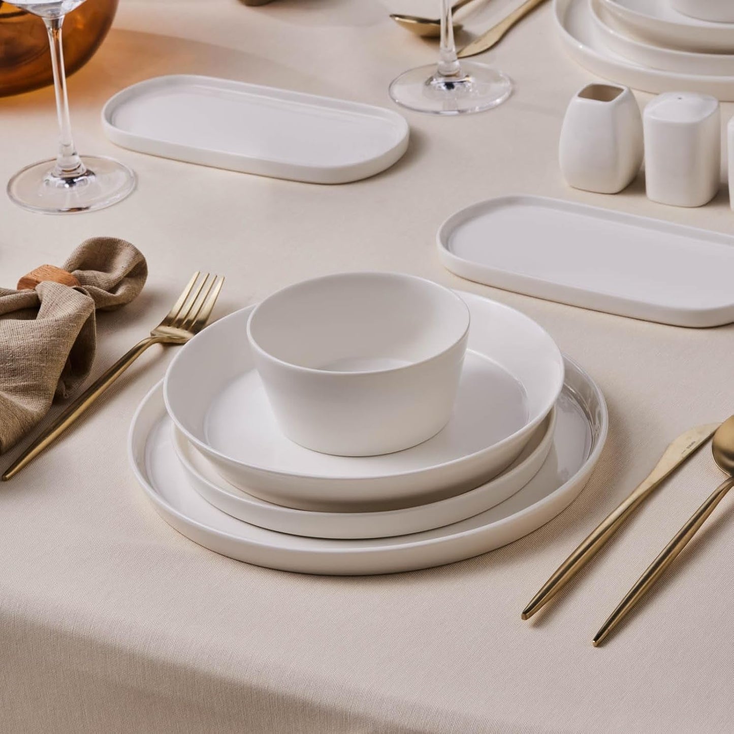 Sada nádobí Karaca Stream Bone Bomo pro 12 osob Sada elegantních čtvercových talířů Sada elegantního bílého porcelánového nádobí