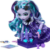 Sada doplňků pro panenku Monster High Fearbook Twyla a filmový klub, školní bunda, absolventské album, stolní hra a sušenky, HXW31