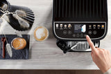 De'Longhi Magnifica Evo Next – plně automatický espressor Perfetto s napěňovačem mléka LatteCrema, 13 nápojů jedním dotykem, kávovar a cappuccino, barevný dotykový displej, titan (ECAM312.80.TB)