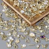 50 zlatých přívěsků na nehty Stück, mix stylů Glitzersteine ​​Nägel Perle Legierung Nagel Steine ​​​​Blume Schmetterling Strasssteine ​​​​Nägel Herz Stern Nagel Charms DIY Nail Art Zubehör Frauen Nägel Deko