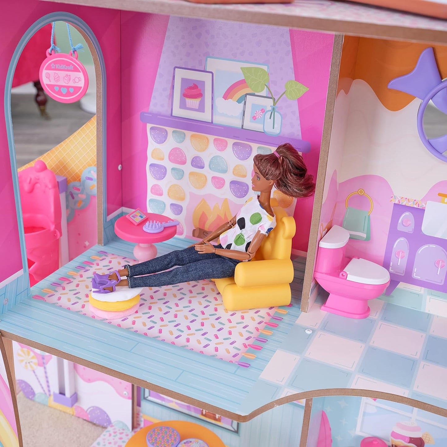 Dřevěný domeček pro panenky KidKraft Candy Castle s nábytkem a doplňky, domeček pro lamu jednorožce, elevátor zmrzlinového kužele a židlička gumového medvídka pro panenky, hračka pro děti od 3 let, 20242