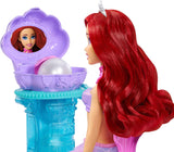 Mattel Disney Princess Toys, panenka Mermaid Ariel Fashion s odnímatelnou ocasní ploutví, toaletní stolek s 5 opakovatelnými vyskakovacími překvapeními a 5 doplňky, JBF86