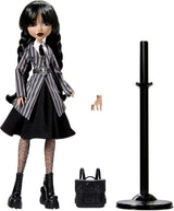 Panenka Monster High Wednesday a doplňky Sběratelská figurka Wednesday Addams v Uniformě Akademie Nevermore s ledově chladnou rukou a stojanem na panenky HXJ04 Naty Shop Dolls