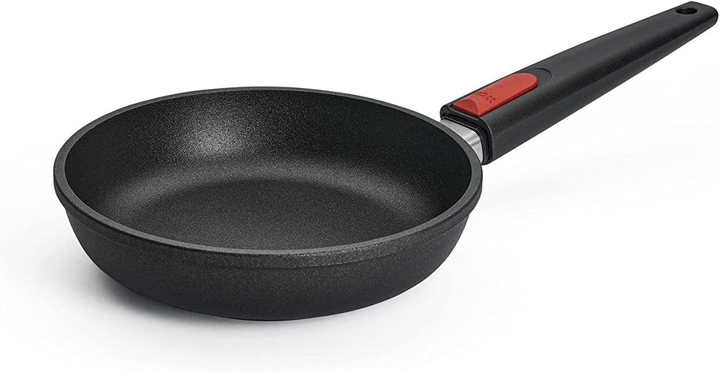 Woll Nowo Titanová plochá pánev - indukce, výška 5 cm, odnímatelná rukojeť - pro všechny typy varných desek, litý hliník, nepřilnavý povrch Hrnce a pánve Naty Shop 20 cm