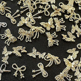 50Stück 3D zlatá mašle na nehty Butterfly Nail Art Charms Legierung Bogen Nagel Charms Nägel Zubehör Schleife Nagelschmuck Metall Schleifen Schmetterling Nageldesign Nagelanhänger Nailart Strasssteine