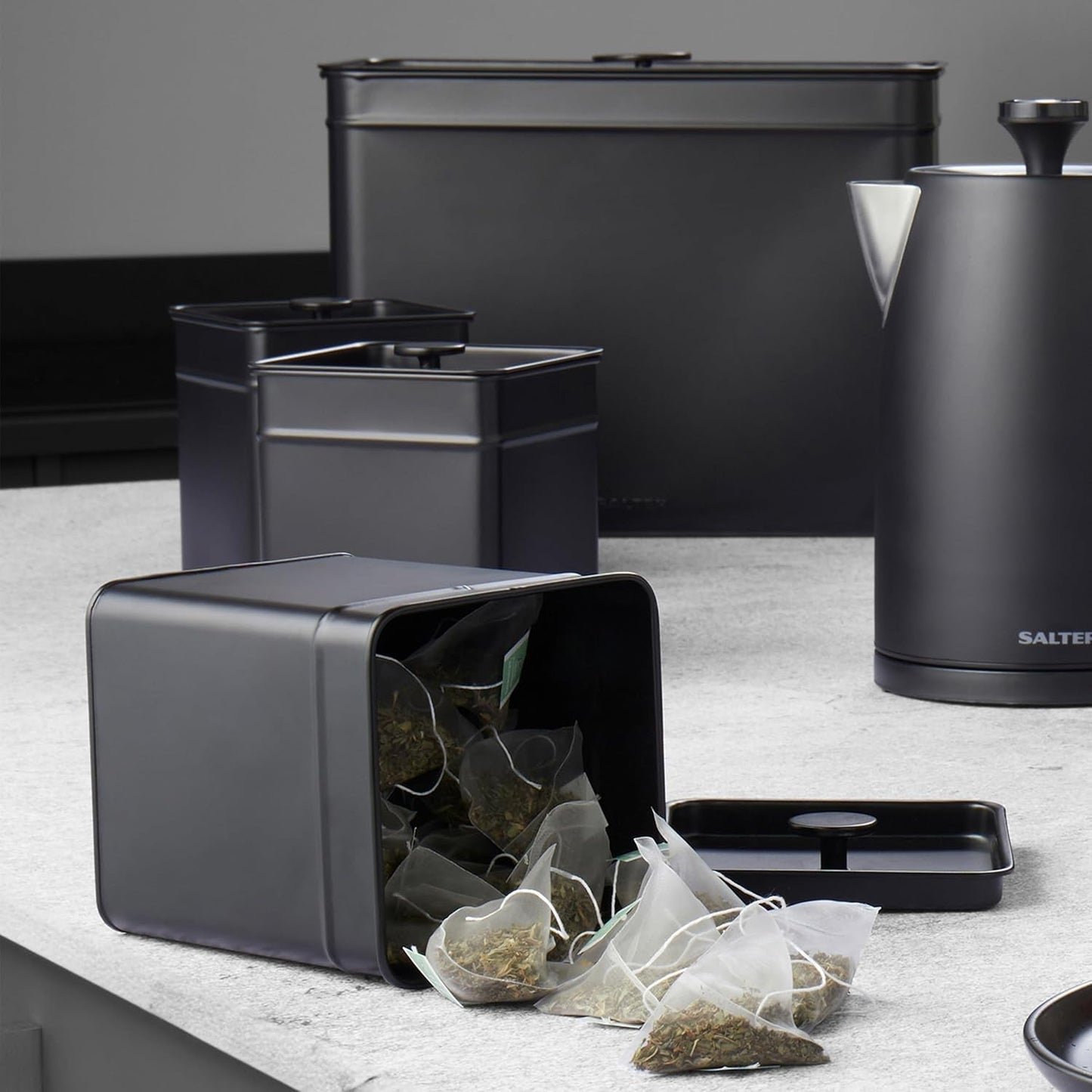 Salter BW12614EU7 Kuro sada úložných boxů – 4 kuchyňské dózy Organizérové boxy na chléb/čaj/kávu/cukr Snadné čištění Uchovávejte potraviny čerstvé Černé boxy na potraviny Naty Shop