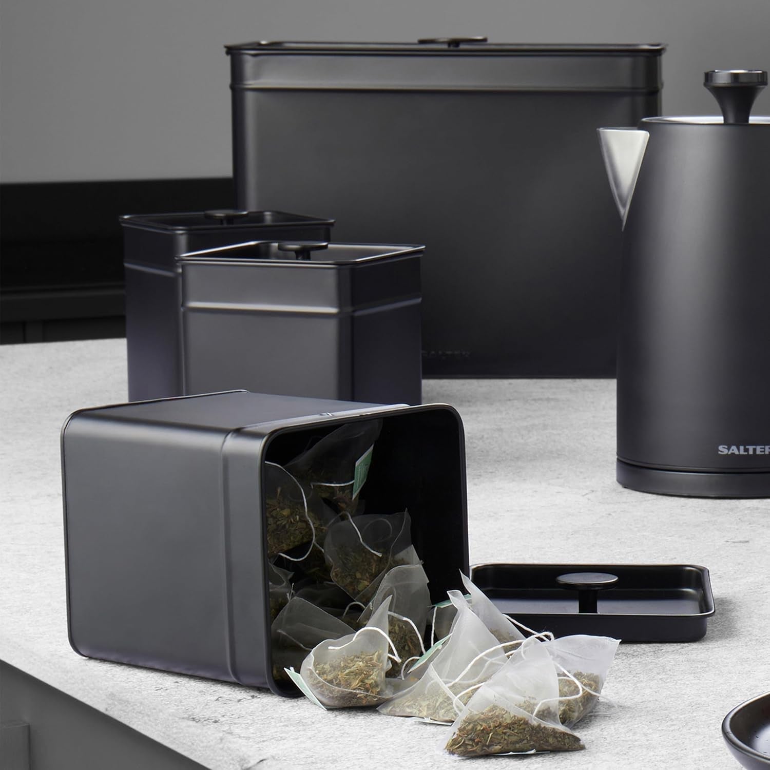 Salter BW12614EU7 Kuro sada úložných boxů – 4 kuchyňské dózy Organizérové boxy na chléb/čaj/kávu/cukr Snadné čištění Uchovávejte potraviny čerstvé Černé boxy na potraviny Naty Shop