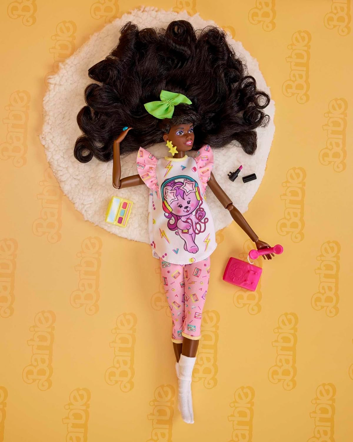 Barbie Rewind - Nostalgická sběratelská figurka ve stylu 80. let s nádhernými vlasy a oblečením, včetně TV, popcornu a telefonu, pro fanoušky a sběratele, HJX19