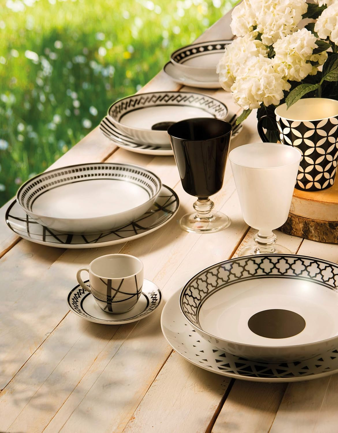 Sada nádobí Excelsa Emily, porcelán, bílá/černá, 18 kusů