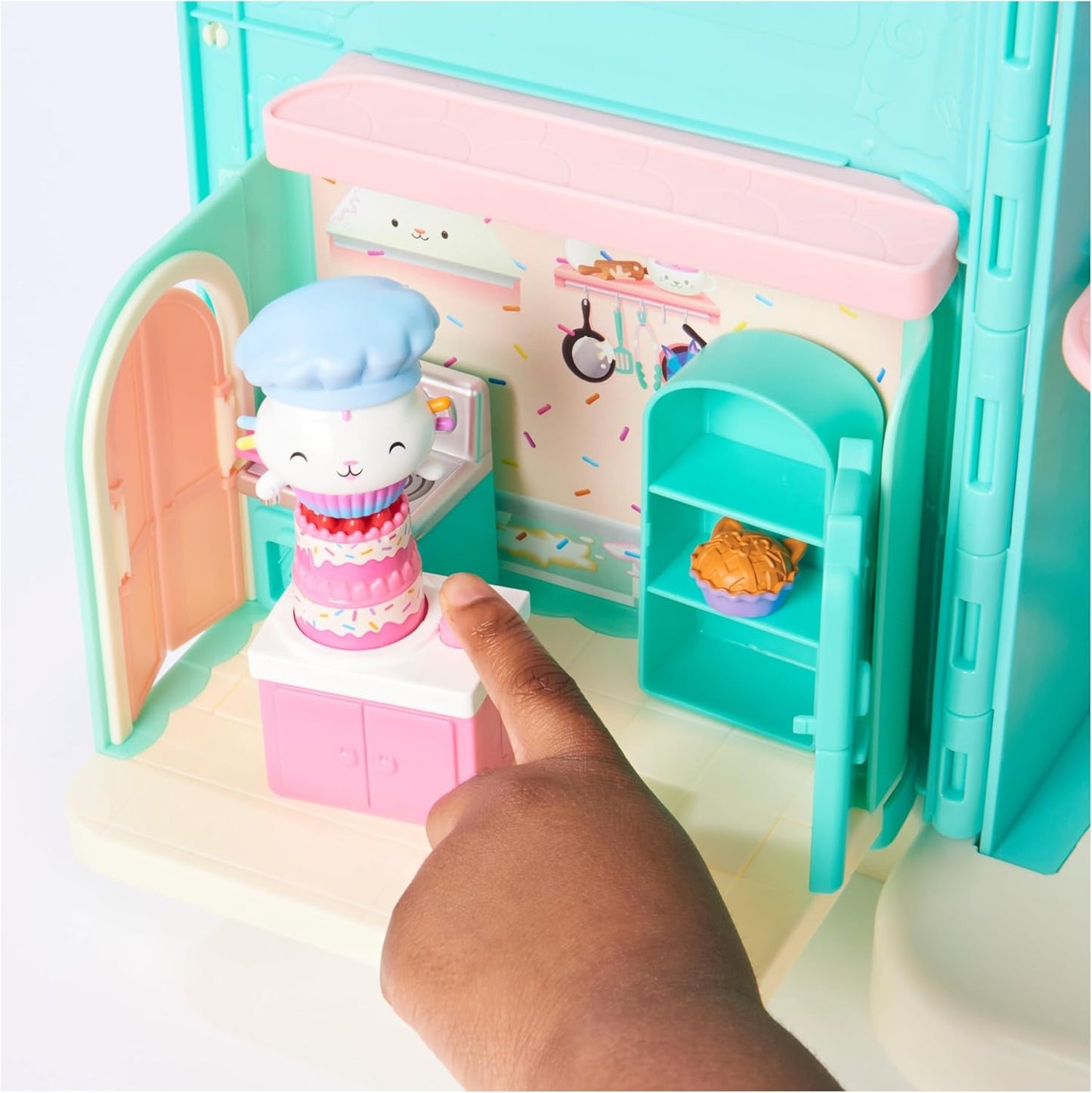 DOMEČEK PRO PANENKY GABBY'S DREAMWORKS - Pokoj Deluxe, Cukrárna Cakey, Kuchyňka Kuchi (rumunsky Cakey), 3 kusy nábytku a 2 krabice s překvapením s příslušenstvím, vhodné pro děti od 3 let